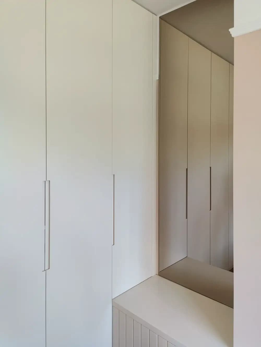 ingefreesde greep; slaapkamerkast; draaideurkast; latjeskast; spiegel