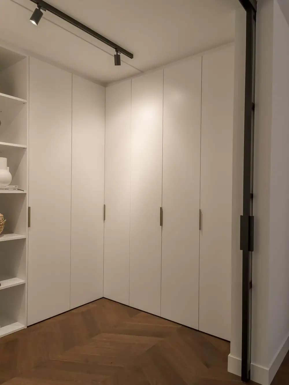 inloopkast met draaideuren wit messing greep