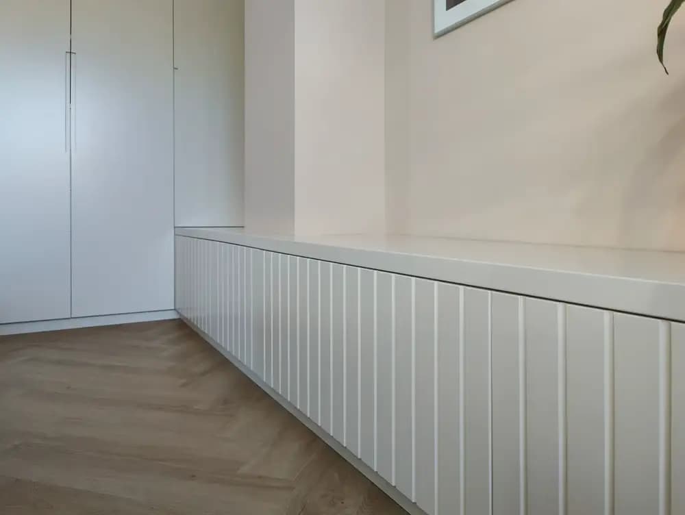 lade buitenzijde; slaapkamerkast; ingefreesde greep; draaideurkast; latjeskast