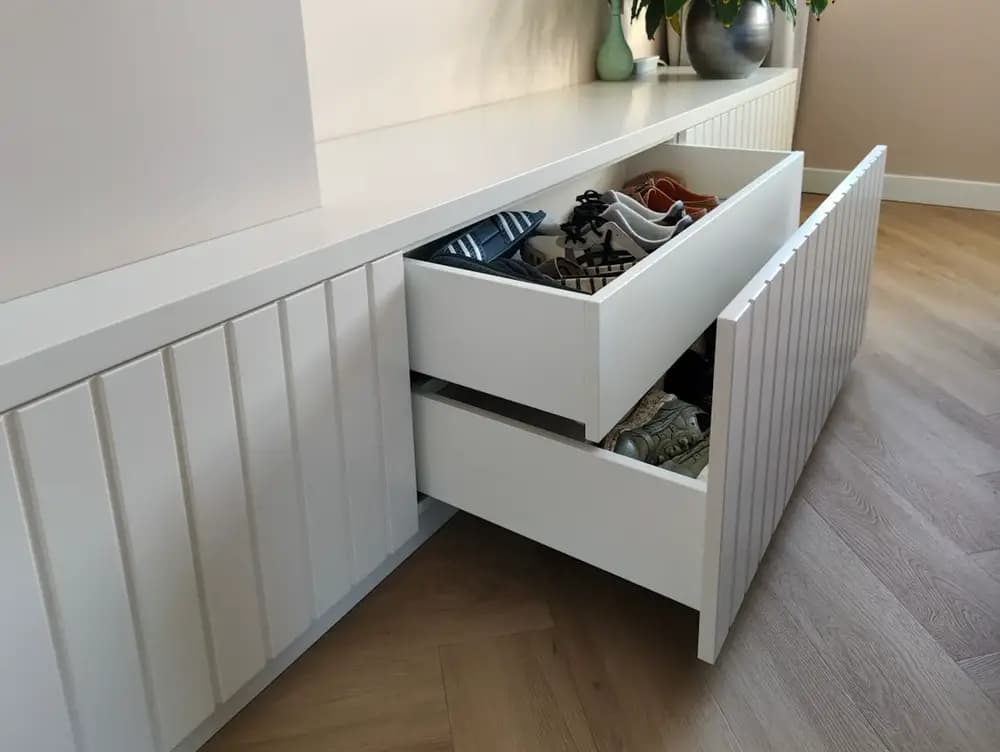 lade met lade aan binnenzijde, groeven spuitwerk