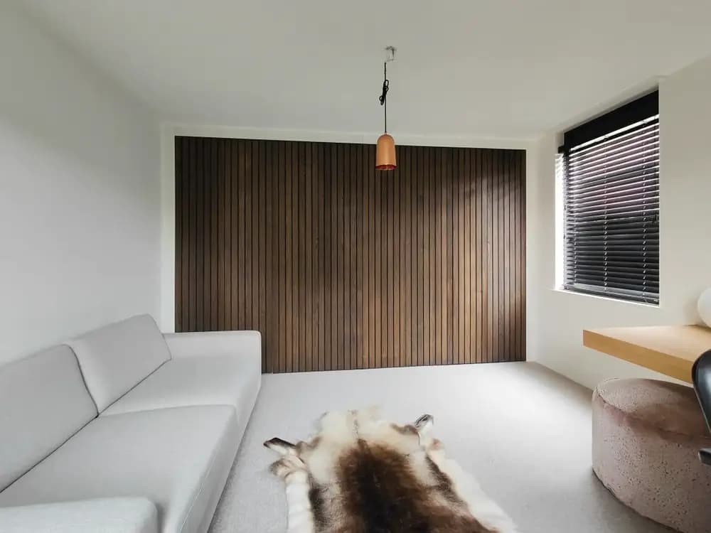 opbergruimte kast met donkere oliekleur