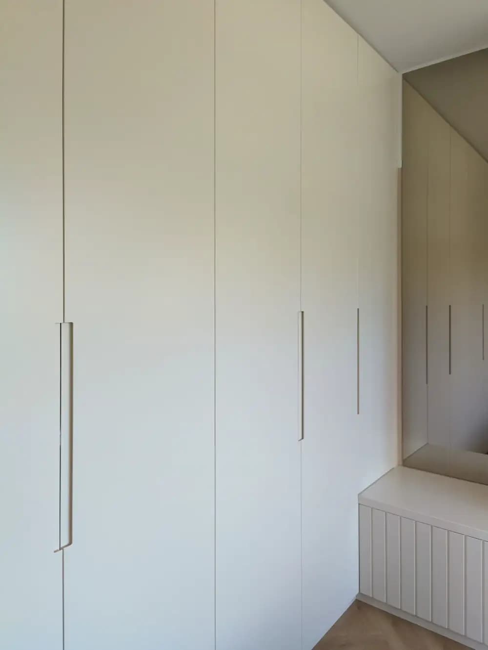 slaapkamerkast; draaideurkast; latjeskast; ingefreesde greep