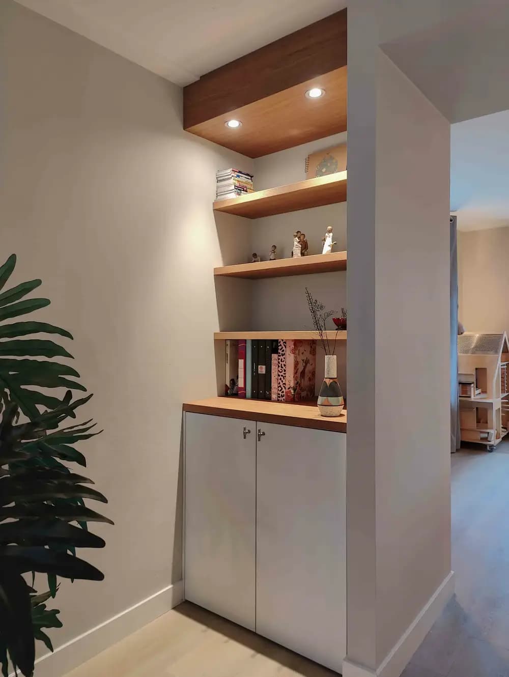 Op maat gemaakte smalle ensuite kast met eiken fineer en zwevende planken.