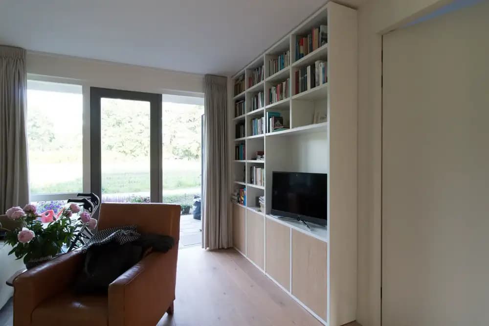 witte kast met deurtjes in eiken fineer