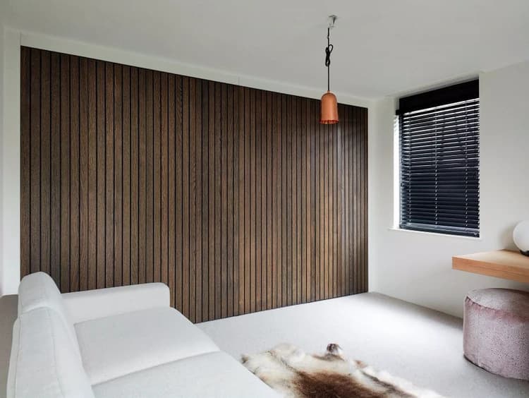 lattenwand in donkere kleur olie eiken