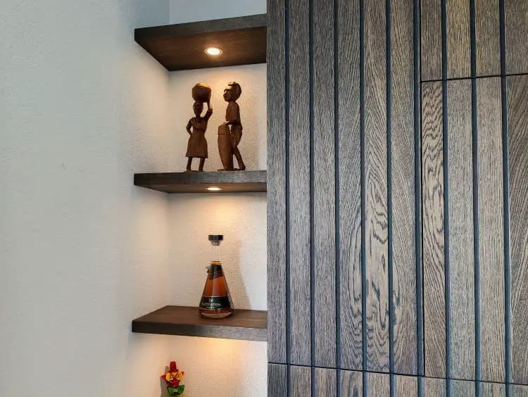 Haardmeubel met lateffect en zwevende planken.jpgHaardmeubel met lateffect en zwevende planken