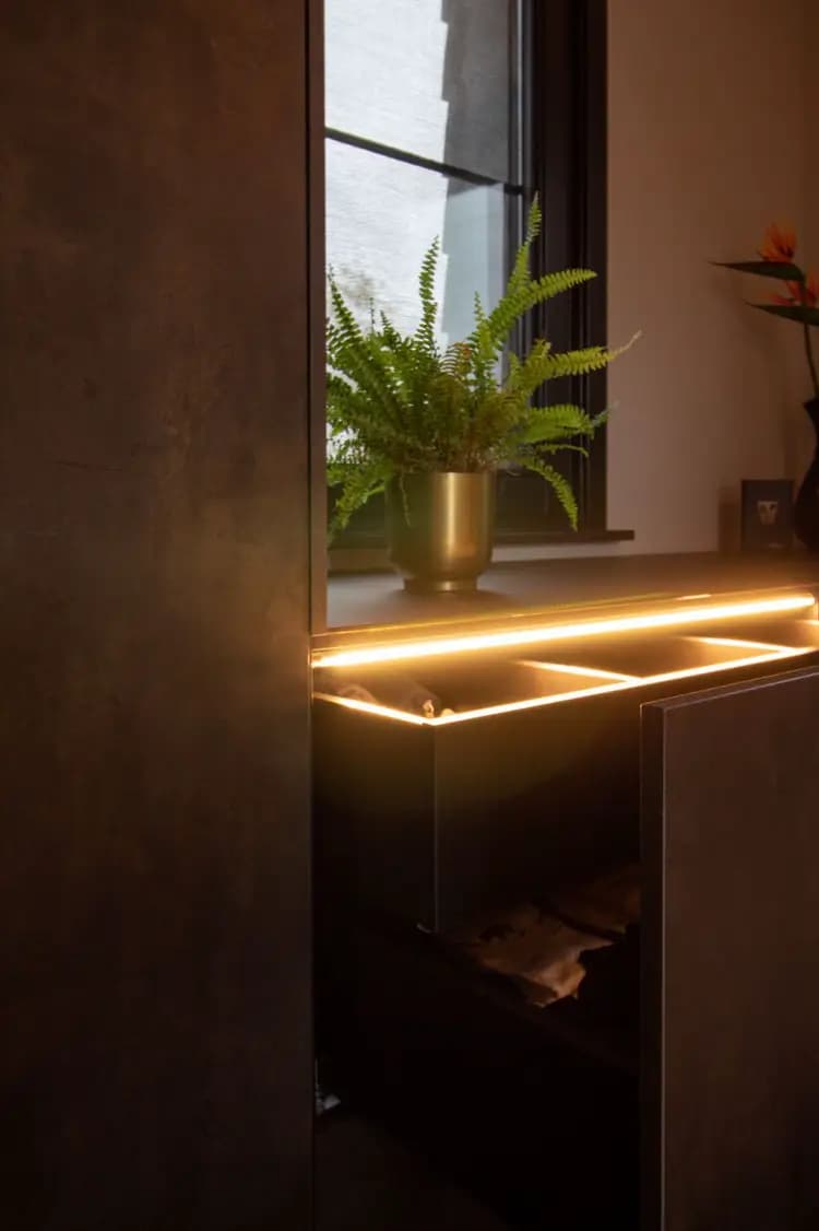 Kledingkast met dressoir, ledverlichting in lades