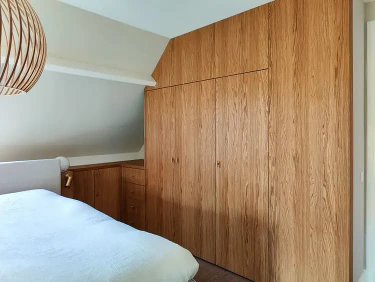 Kledingkast onder schuine kap eiken fineer met messing greep