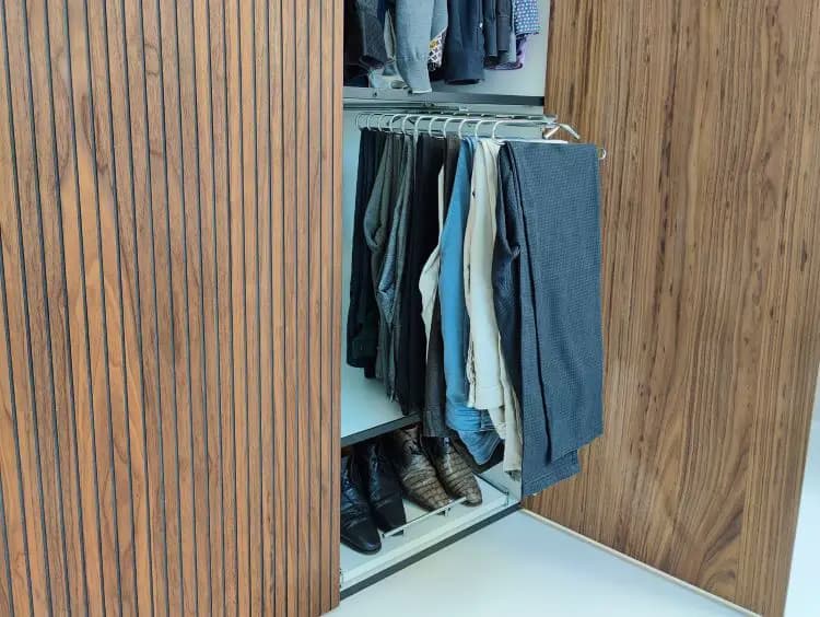 Uittrekbare pantalonhouder kledingkast accessoire