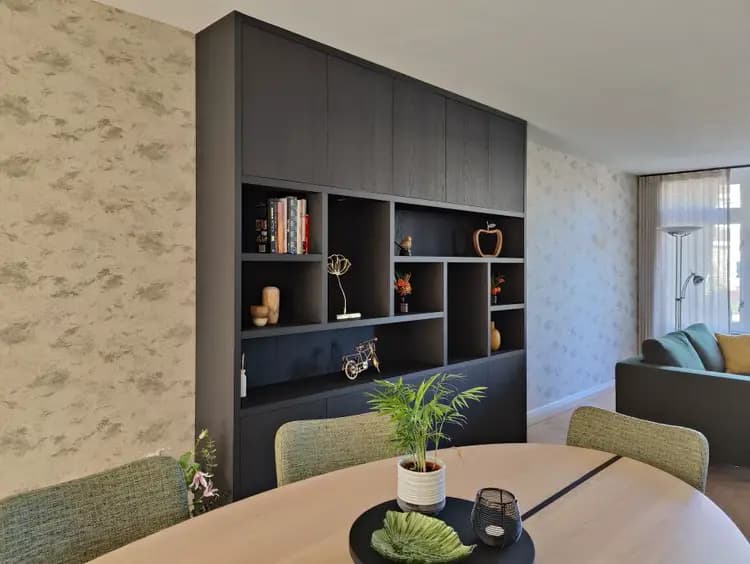Moderne maatwerk woonkamerkast met houtlook decorplaat in Harderwijk.