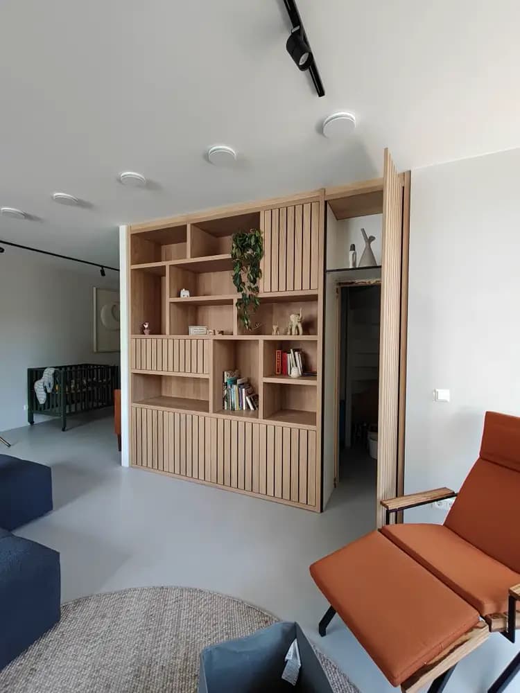 Wandkast eiken fineer met doorgang naar ruimte onder trap