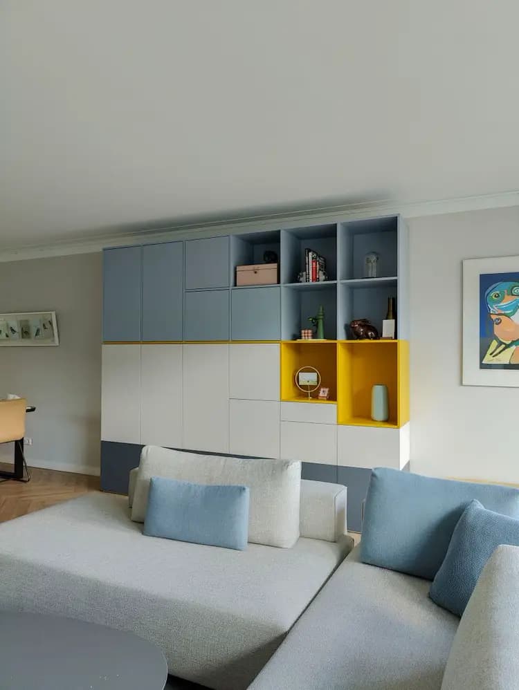 Wandkast met speelse kleuren en verdeling