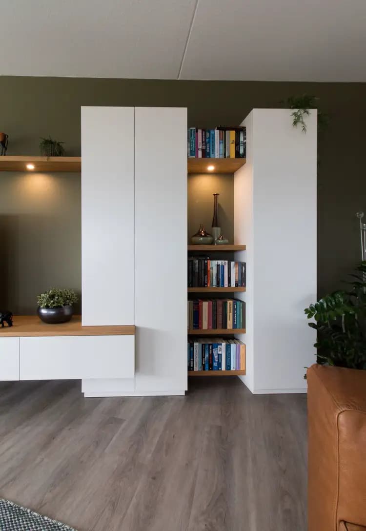 Wandkast met verlichting en open vakken