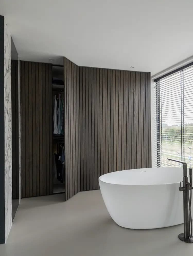 draaideur met latten, donker eiken, badkamer