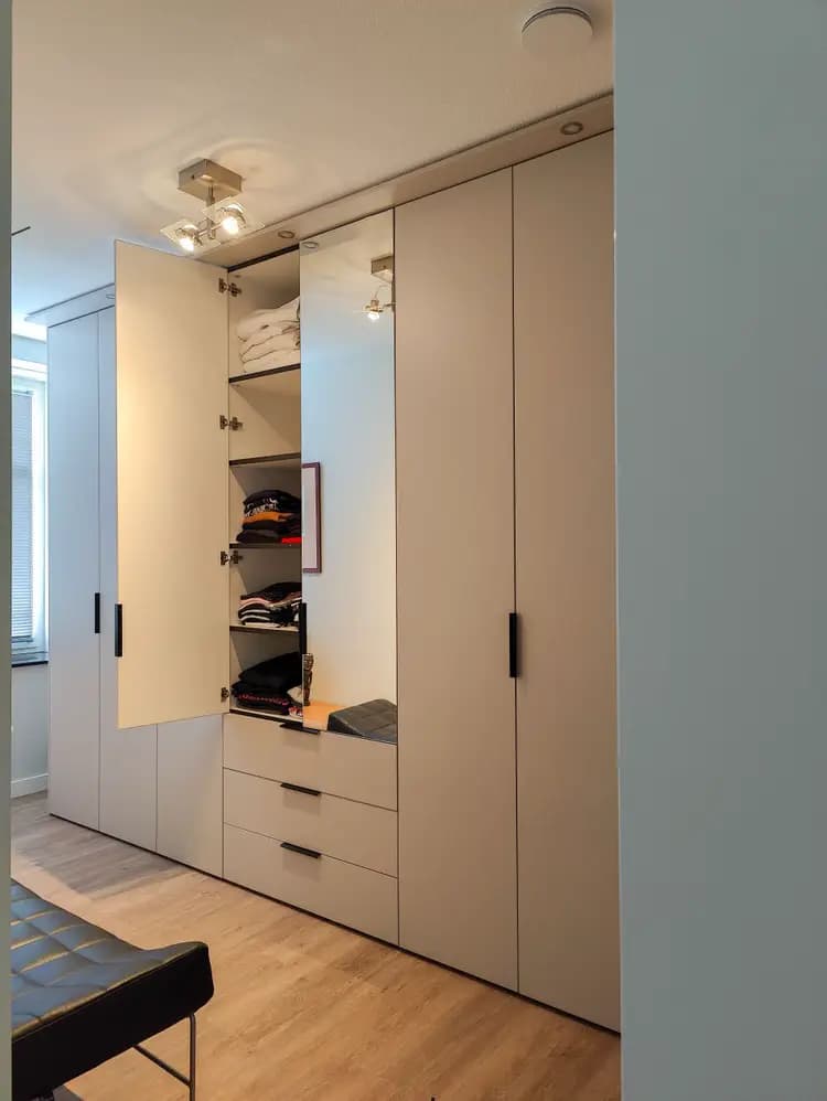 Draaideurkast met spiegel