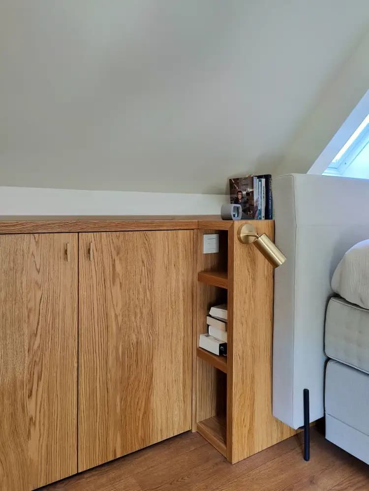 eiken fineer; open vakken; schuine kast diepte; bedachterwand;