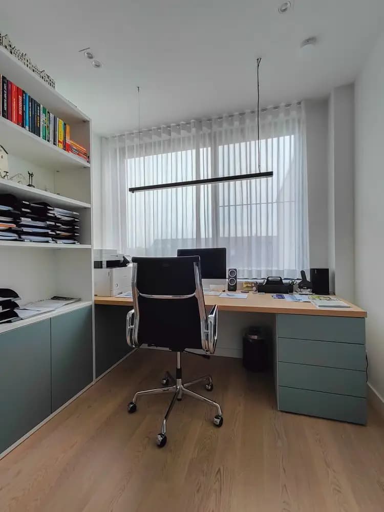 geïntegreerd bureau boekenkast met dichte deurtjes