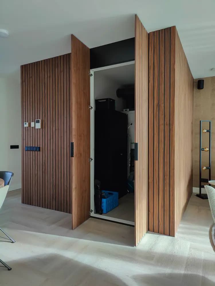 kantgreep; draaideurframe; lateffect; eiken fineer; technische ruimte; installaties