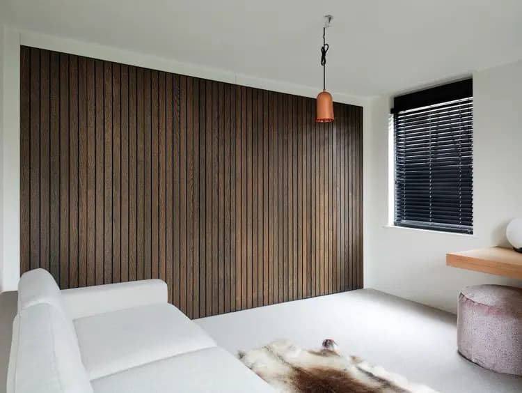 lattenwand in donkere kleur olie eiken