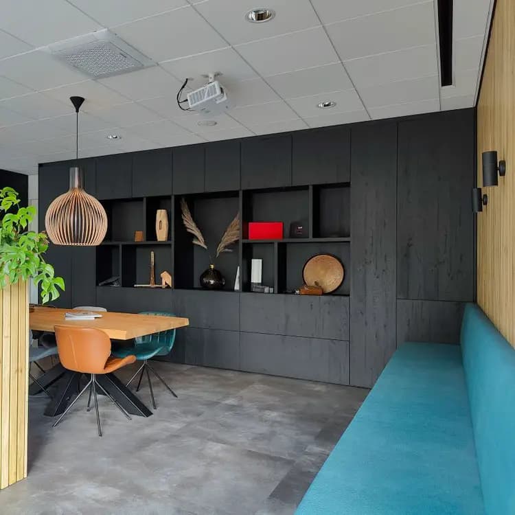 maatwerk kantine vakkenkast zwart houtnerf