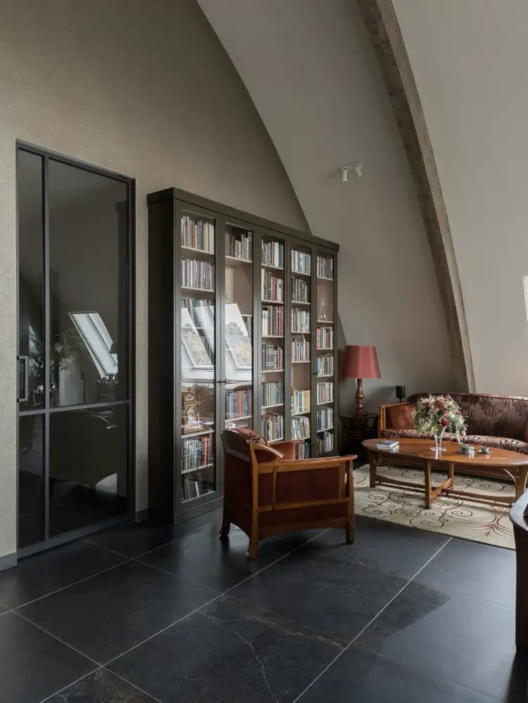 Traditionele woonkamer met op maat gemaakte boekenkast met glazen deuren en houtdecor interieur in Barneveld.