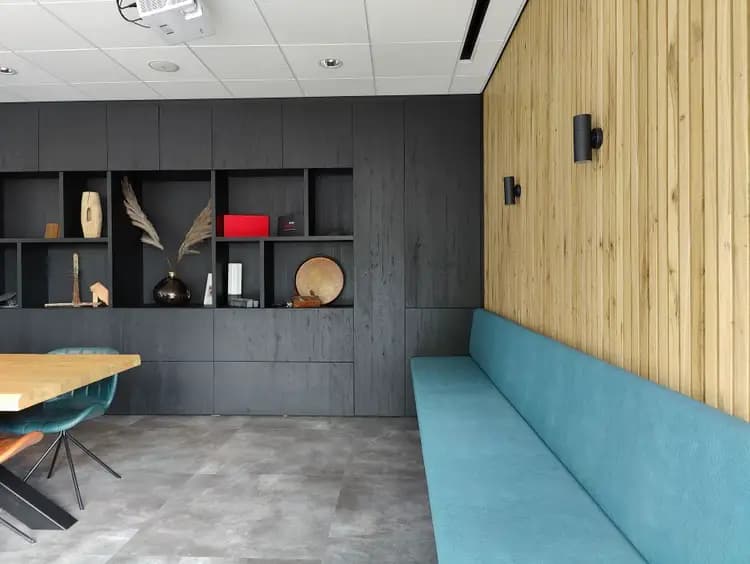 vakkenkast met zwarte houtnerf opbergruimte