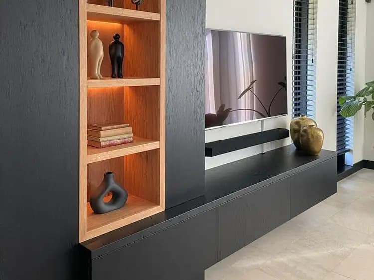 wandkast met open vakken en led verlichting