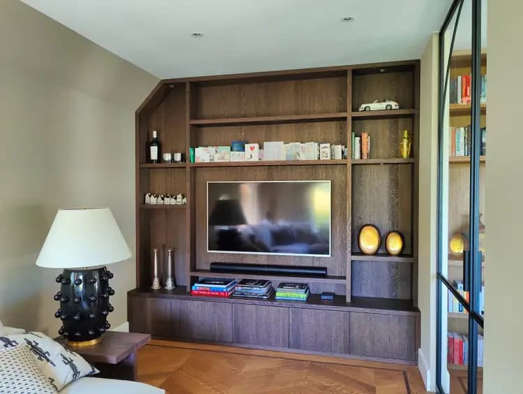 woonkamerkast; wandmeubel; schuine kast breedte; tv-kast; eiken fineer;