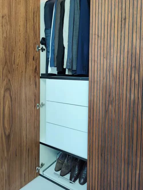 Geoliede latjeskast, noten fineer schoenenplank en lades.