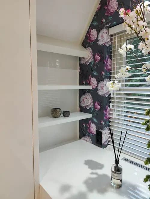 Hoogglans acryl inloopkast met blinde planken