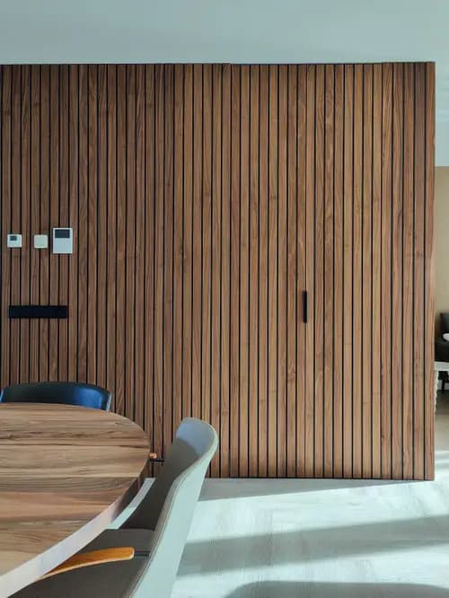 kantgreep; draaideurframe; lateffect; eiken fineer; technische ruimte; ruimtes voor installaties