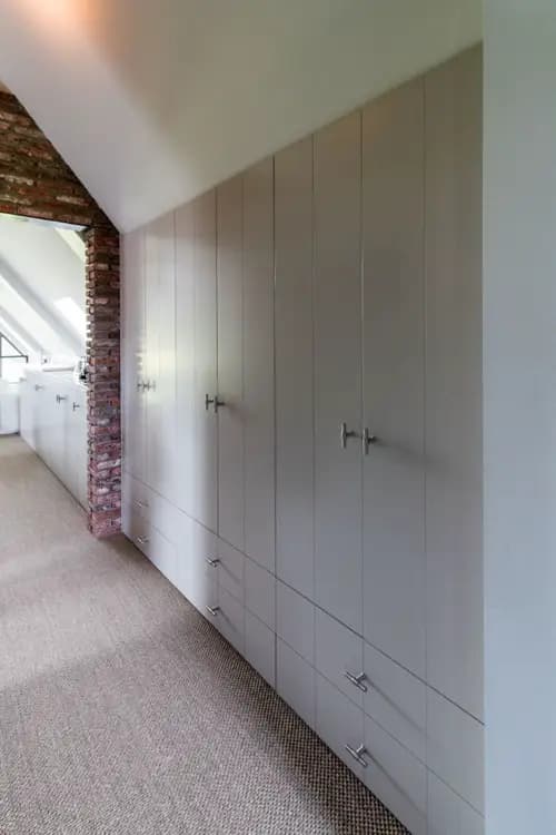 kledingkast met lades aan de buitenzijde