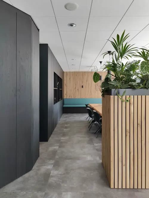 maatwerk kantine, zwarte houtnerf plafondhoge kasten