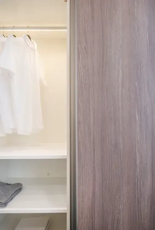 witte inloopkast met lades in houtdecor