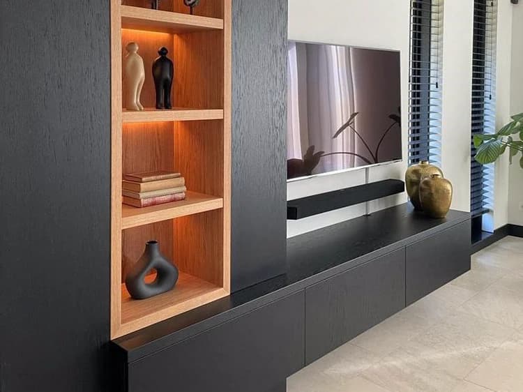 wandkast met open vakken en led verlichting