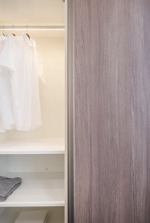witte inloopkast met lades in houtdecor