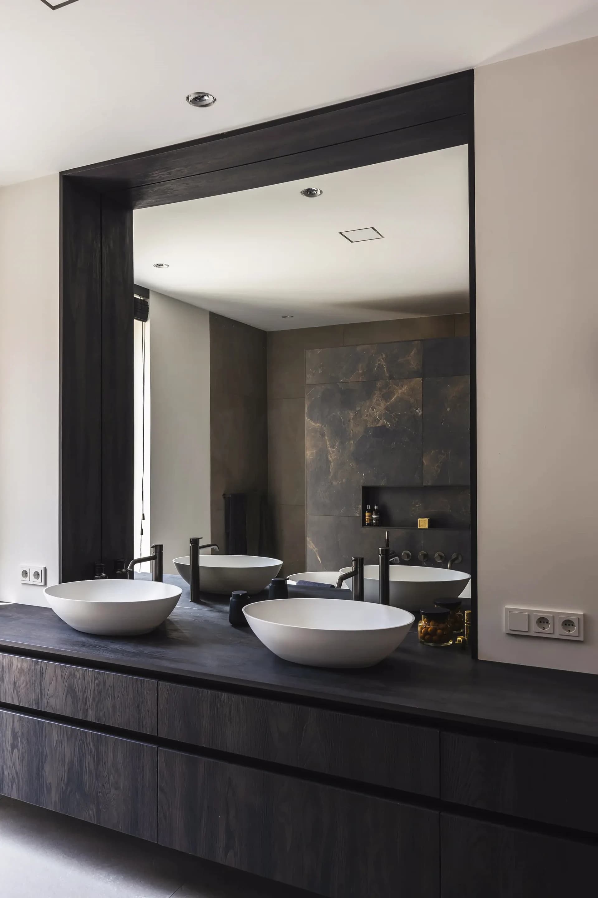 Meubel met waskommen