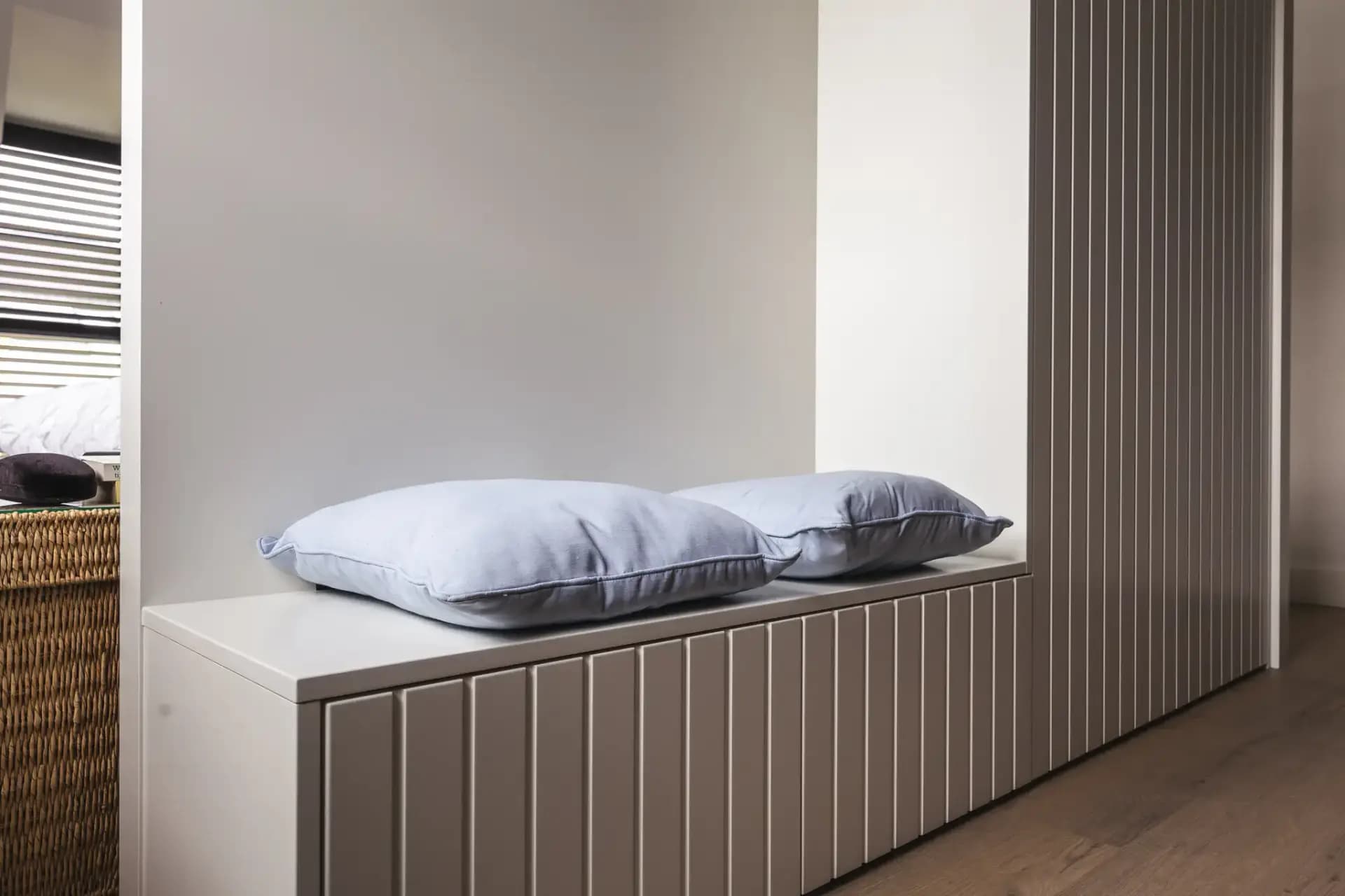 Bedachterwand met geïntegreerde opbergkast