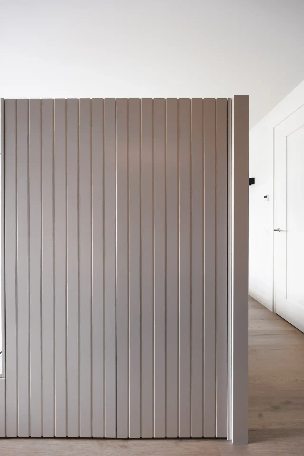 Bedachterwand met geïntegreerde opbergkast