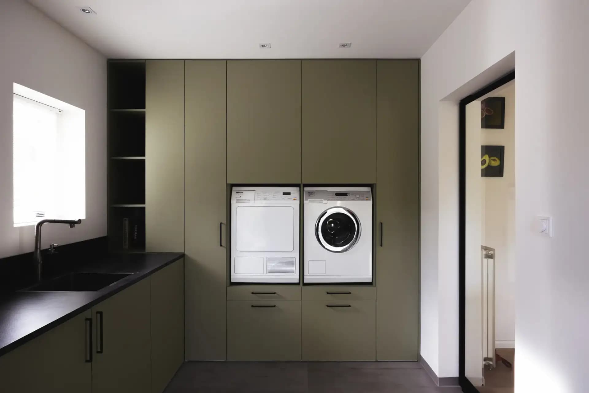 Bijkeuken kast met ingebouwde wasmachine