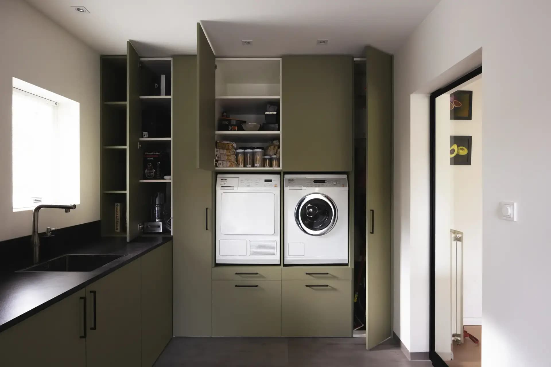 Bijkeuken kast met ingebouwde wasmachine