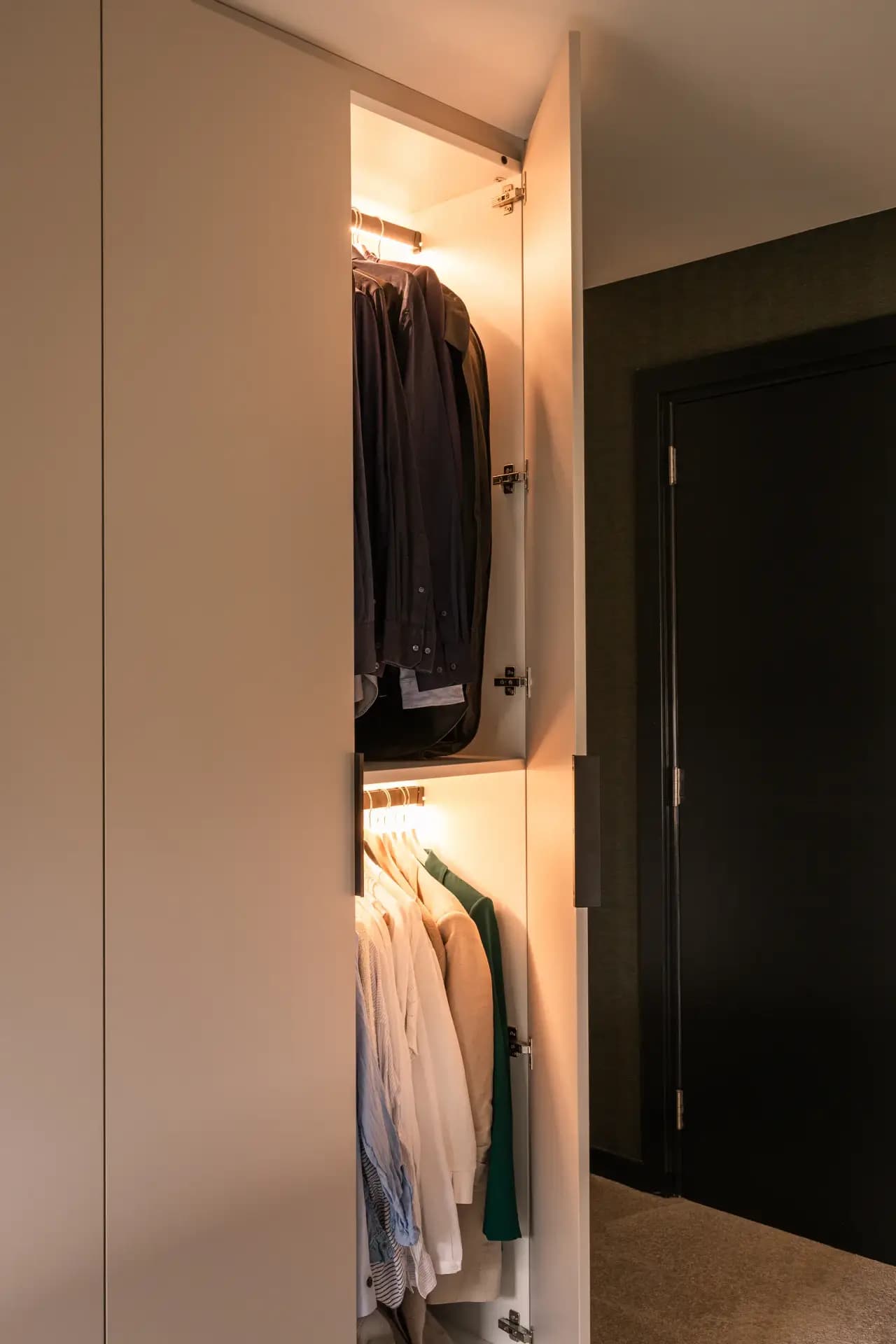 Kledingkast met schuine wand slaapkamer