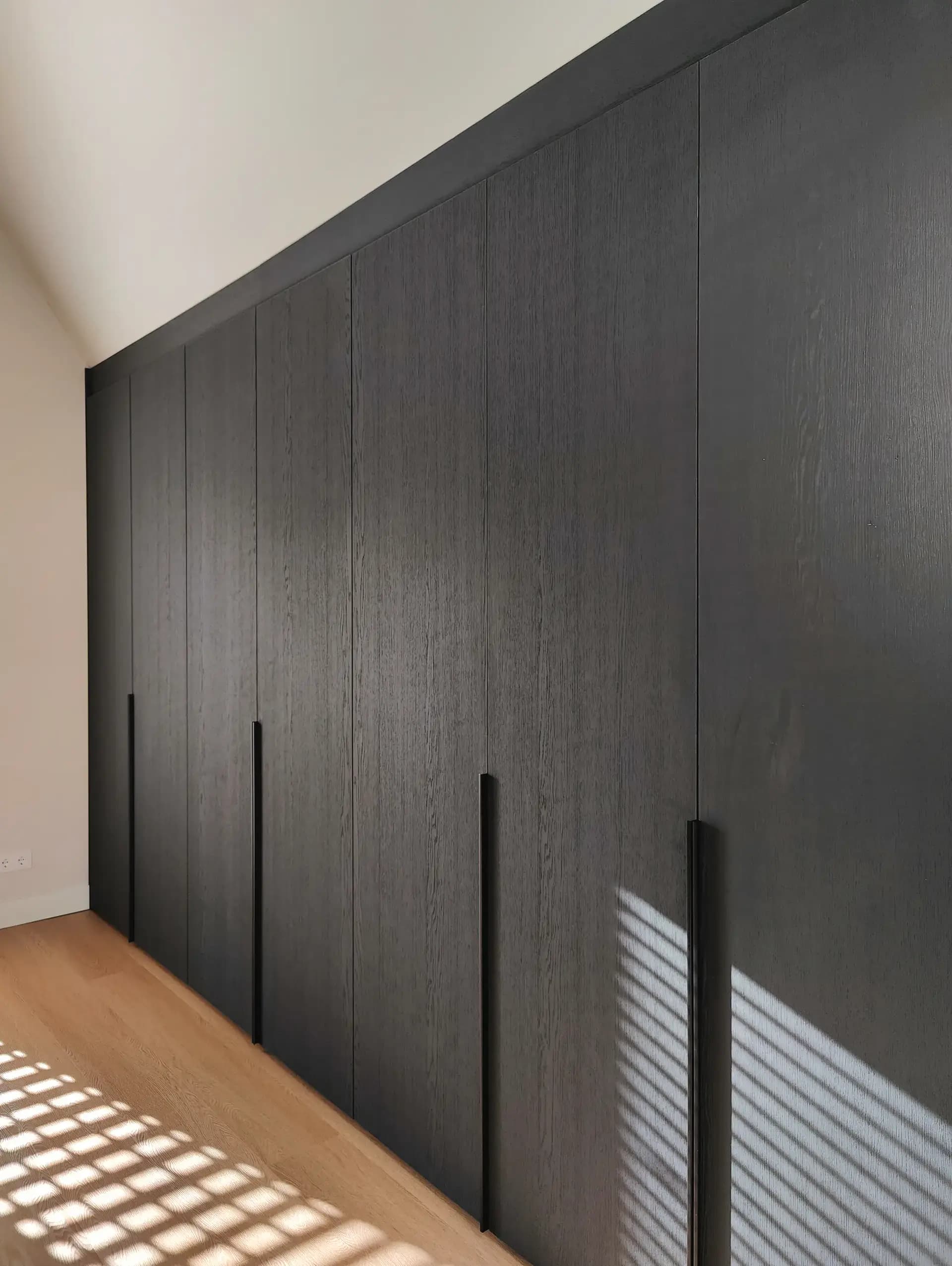 Kledingkast onder schuin dak