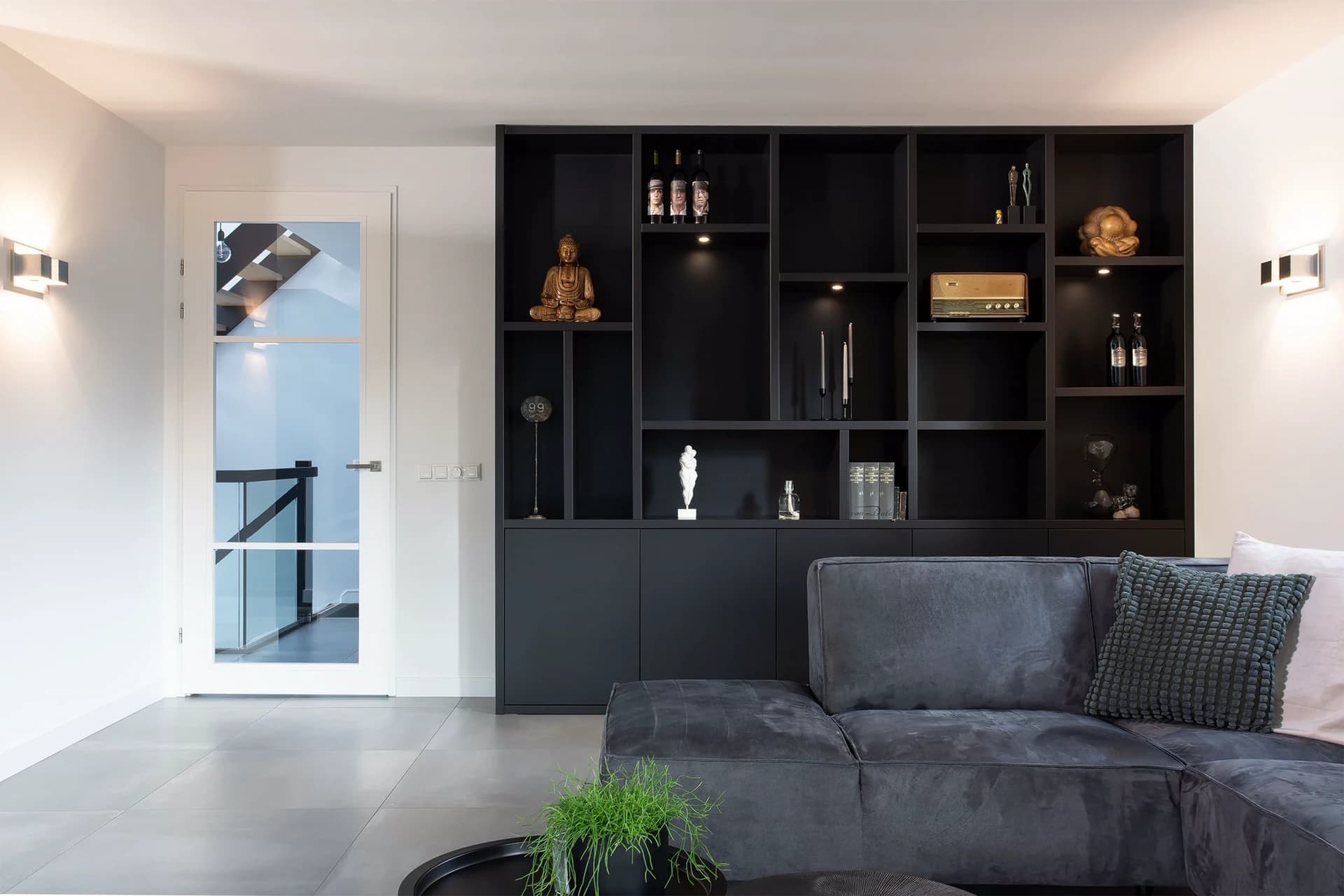 Wandkast zwart met open vakken