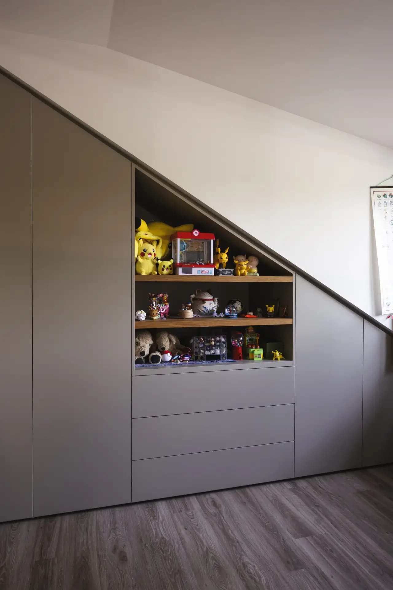 Kasten tegen schuin dak kinderkamer