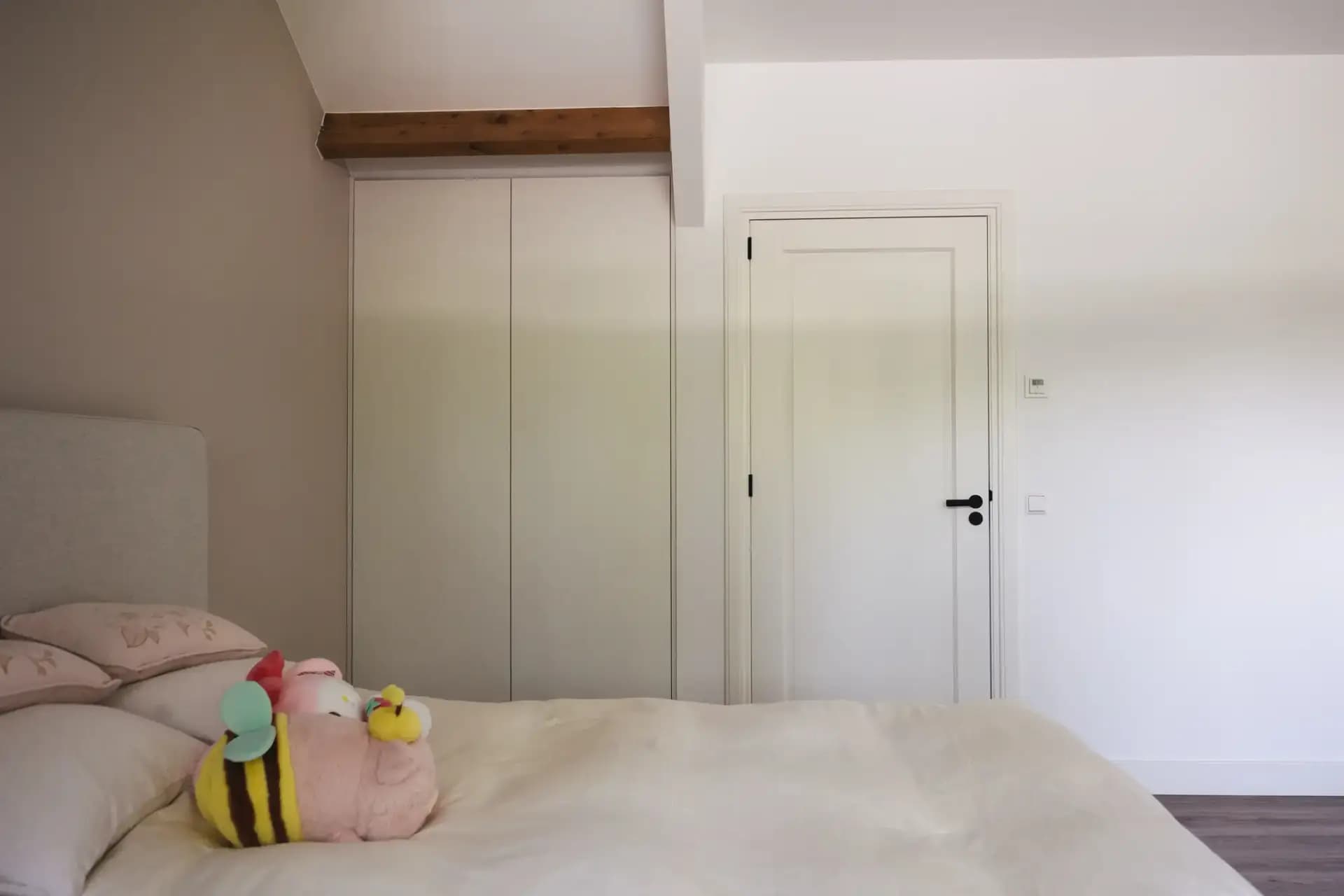 Kasten tegen schuin dak kinderkamer