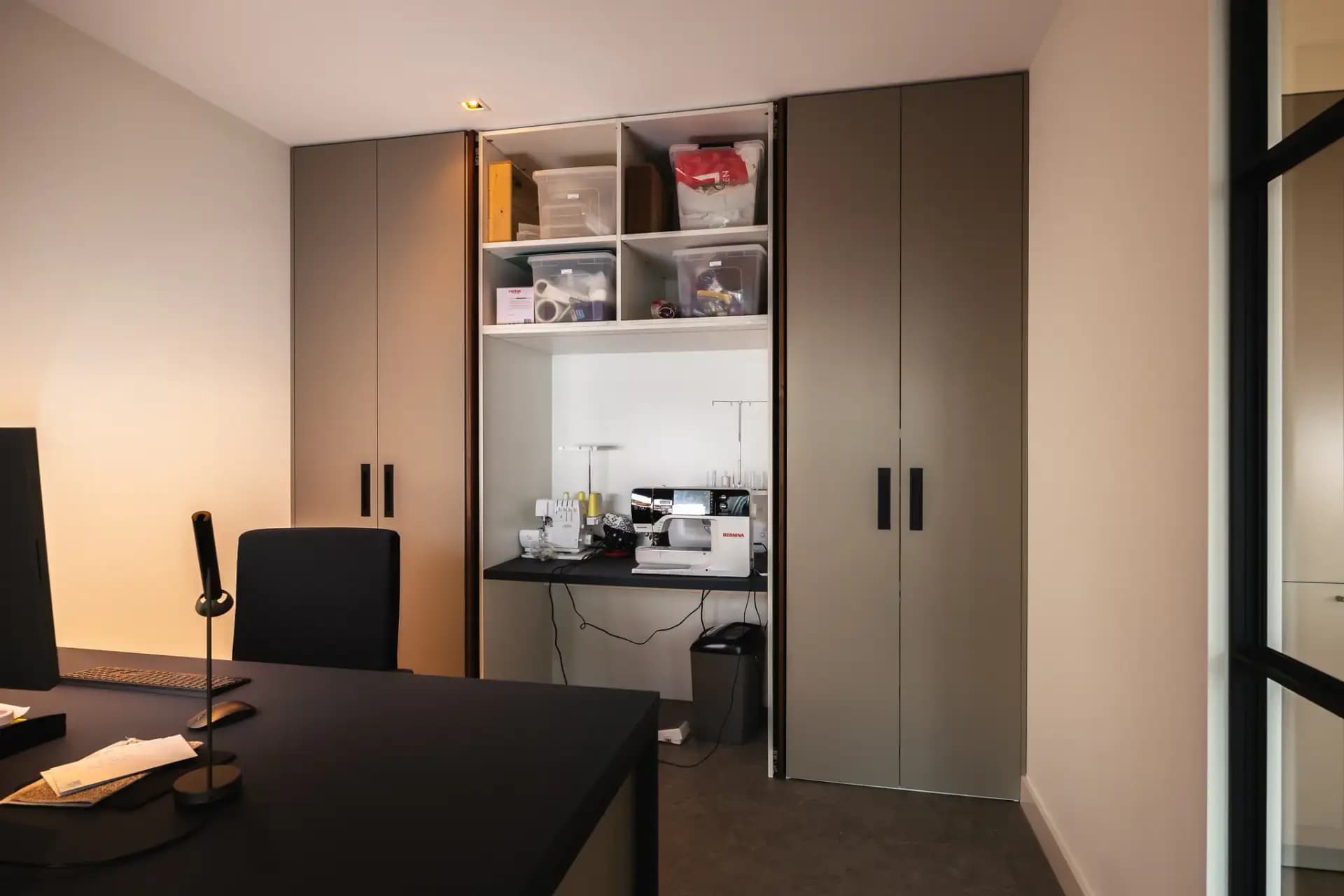 Schuifdeurkast met verborgen werkplek