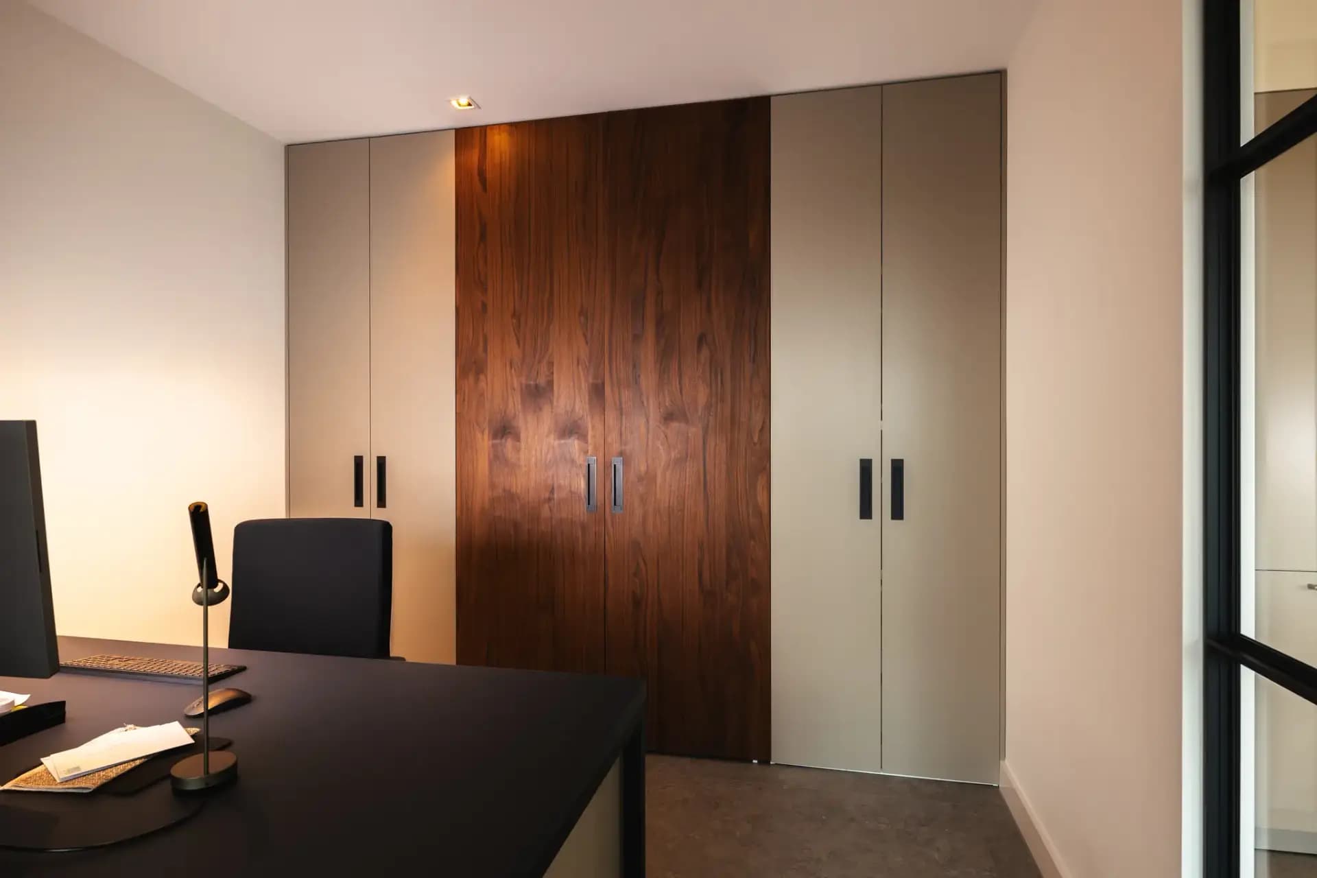 Schuifdeurkast met verborgen werkplek