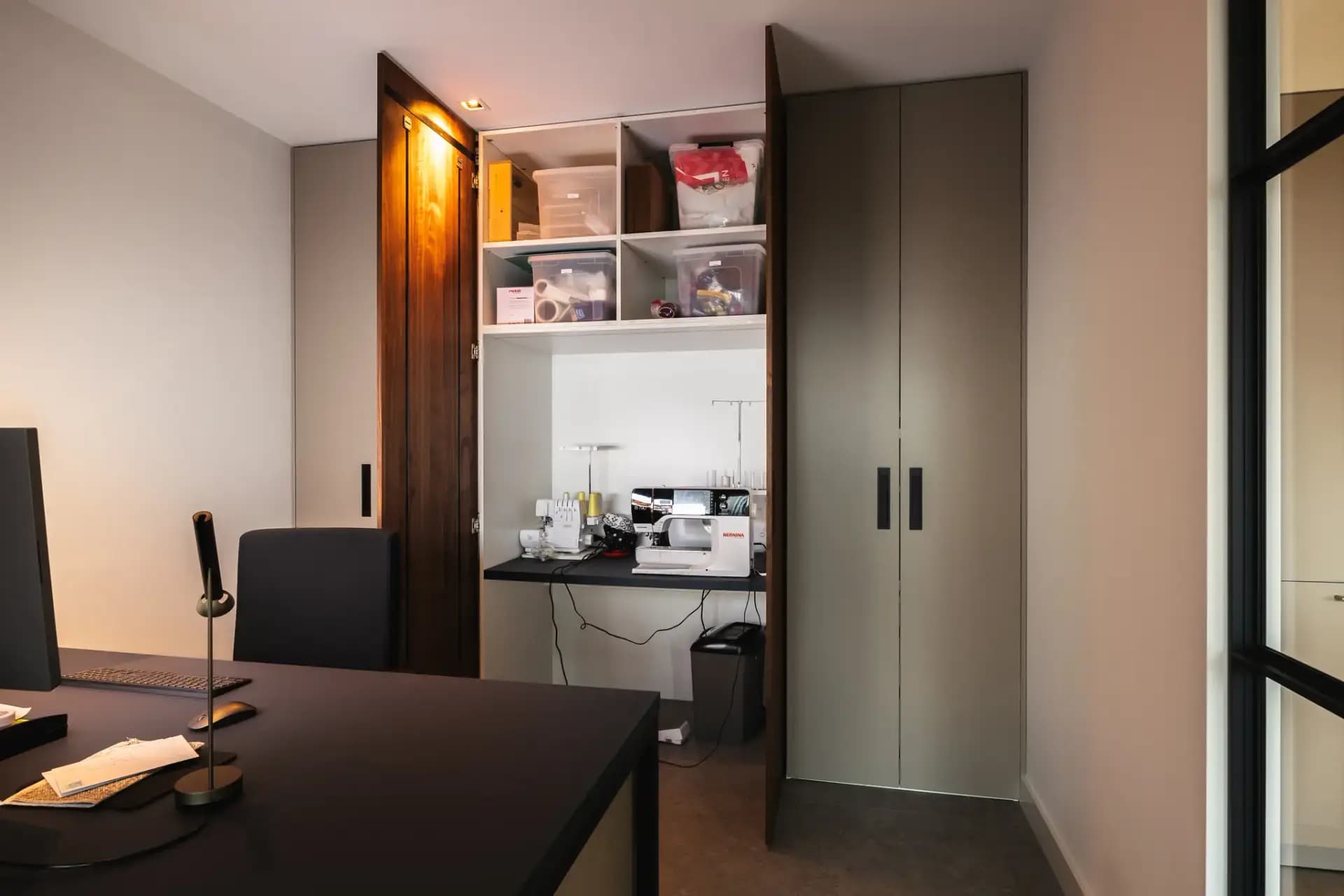 Schuifdeurkast met verborgen werkplek