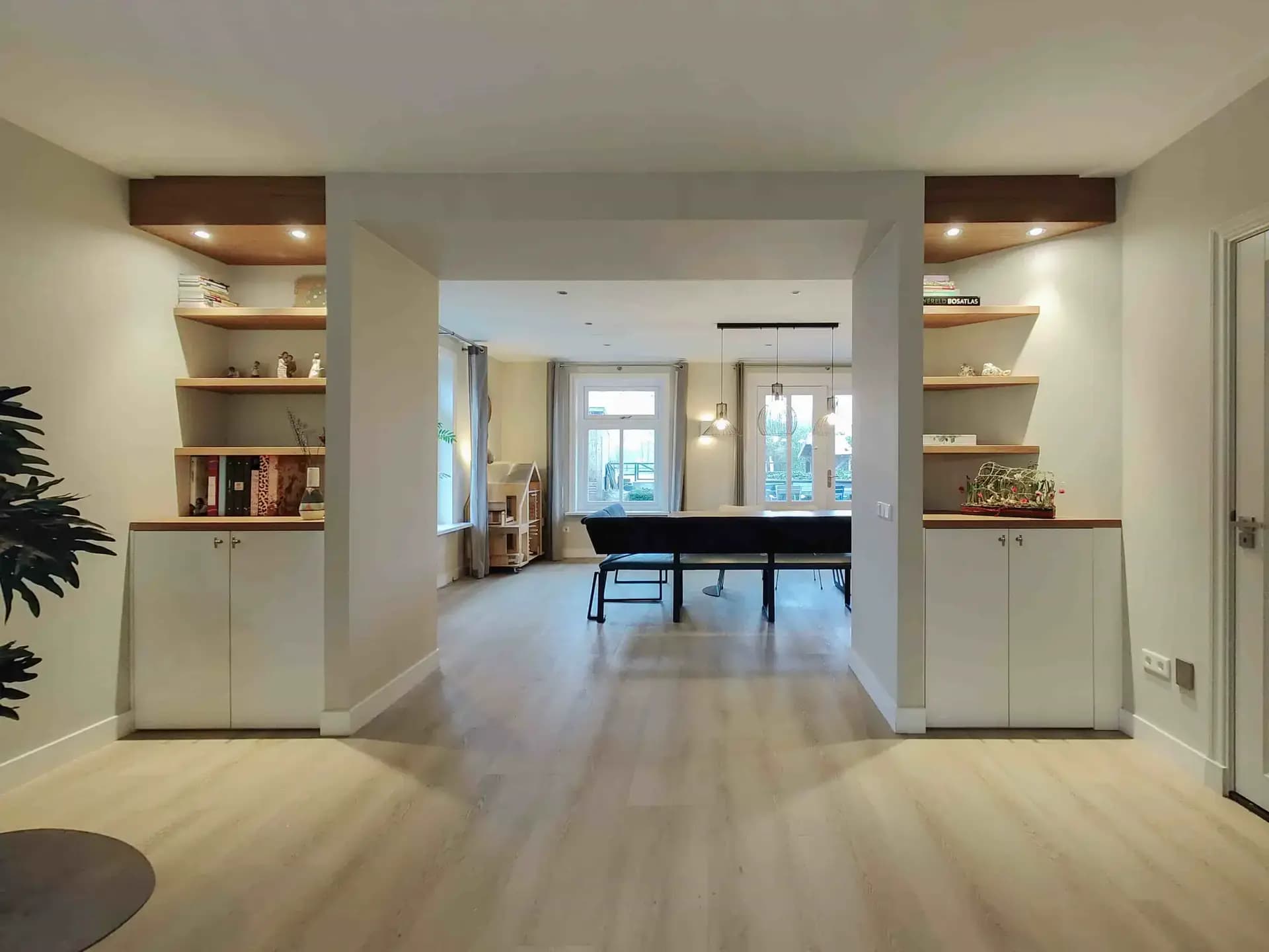 Smalle ensuite kasten eiken fineer wit